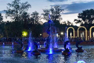 Akşam şehir parkında modern müzik çeşme. 