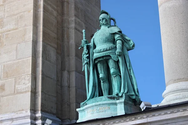 Escultura de John Hunyadi (Margo Ede, 1906). Monumento al Milenio en la Plaza de los Héroes . — Foto de Stock