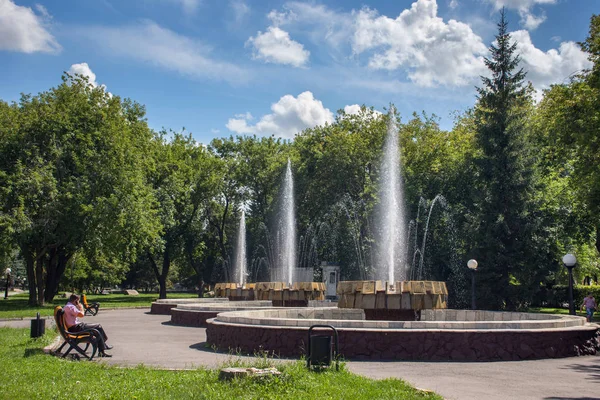 Alter Brunnen im Stadtpark. — Stockfoto
