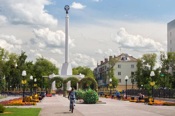Stela незалежності Казахстан і місто Сервірувальний посуд. — стокове фото