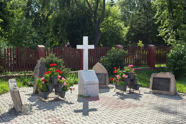 Monumento a la memoria de las víctimas polacas, rusas y otras víctimas del régimen totalitario y de las represiones de la era soviética . — Foto de Stock