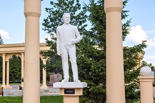 Skulptur av den berömda ryska författaren Anton Chekhov i stadsparken. — Stockfoto