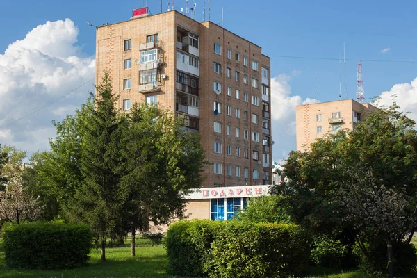 Typische oude Sovjet-Unie meerdere verdiepingen gebouw in de Petropavl. — Stockfoto
