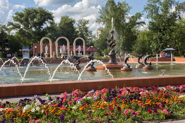 Yaz şehir parkında modern müzik çeşme.