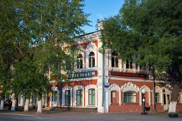 Historická budova v centru Petropavl typické staré. — Stock fotografie