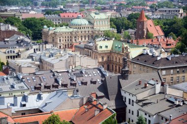 Kilise Holy Cross, Juliusz Slowacki tiyatro ve diğer binalar ile Krakow tarihi kısmında evlerin çatıları havadan görünümü.