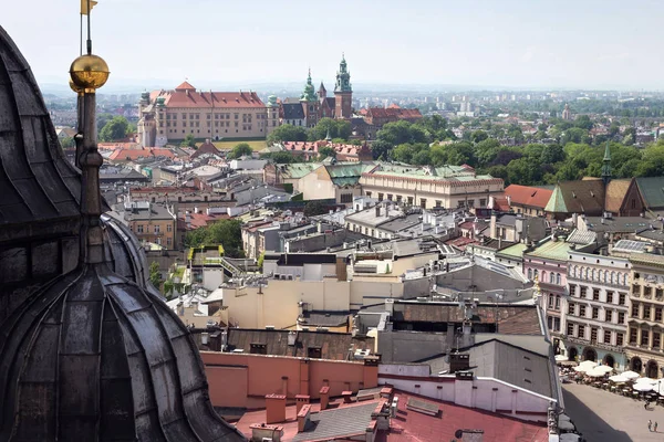 Aerial view of the south part of the Krakow with Wawel castle and Royal Archcathedral Basilica of Saints Stanislaus and Wenceslaus. — Stock Photo, Image