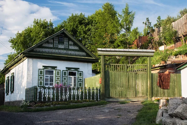 Casa velha em estilo siberiano russo no Petropavl, Cazaquistão . — Fotografia de Stock