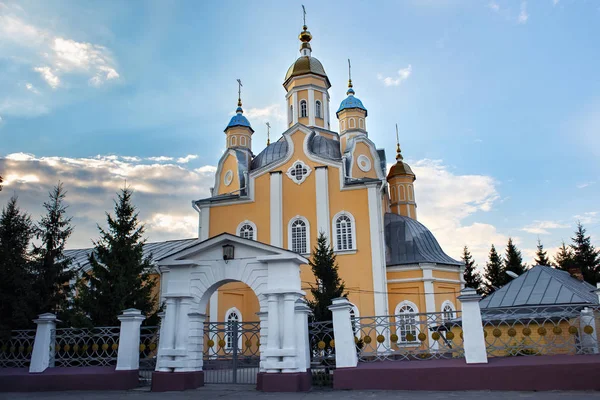 La Catedral Ortodoxa de San Pedro y San Pablo en Petropavl, al norte de Kazajstán . — Foto de Stock