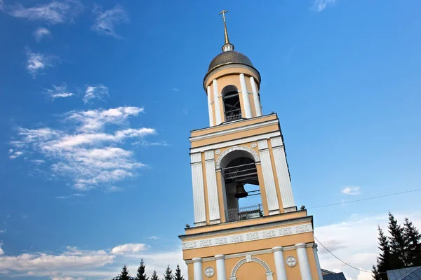 Belfry da Catedral Ortodoxa dos Santos Pedro e Paulo em Petropavl, norte do Cazaquistão . — Fotografia de Stock