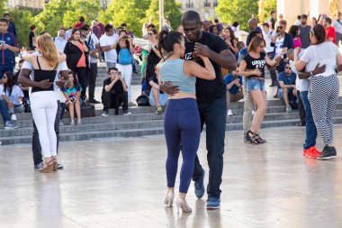 Bilinmeyen genç insanlar yer de Trocadero üzerinde dans
