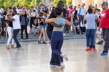 Bilinmeyen genç insanlar yer de Trocadero üzerinde dans