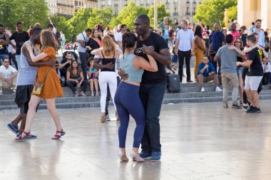 Bilinmeyen genç insanlar yer de Trocadero üzerinde dans.