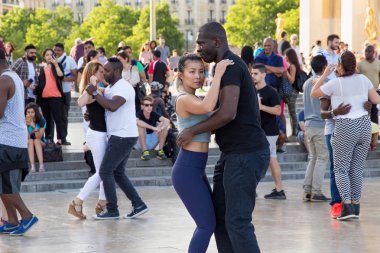 Bilinmeyen genç insanlar yer de Trocadero üzerinde dans