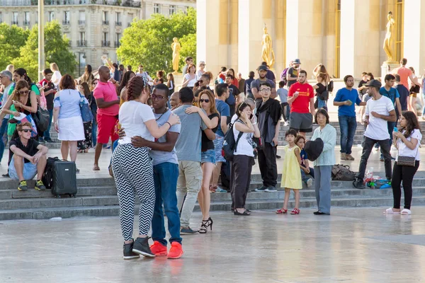 Unknown young people dancing on the Place de Trocadero — Stock Photo, Image