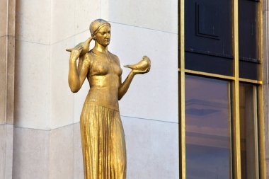 Yaldızlı Place du Trocadero bir kadın heykeli.
