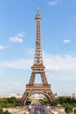 Yer de Trocadero Paris'teki ünlü Eyfel Kulesi'nden manzara. Fransa.
