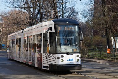 Bombardier Ngt6 Krakow tarihi bölümünde tramvay. 