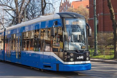 Bombardier Ngt6 Krakow tarihi bölümünde tramvay. 
