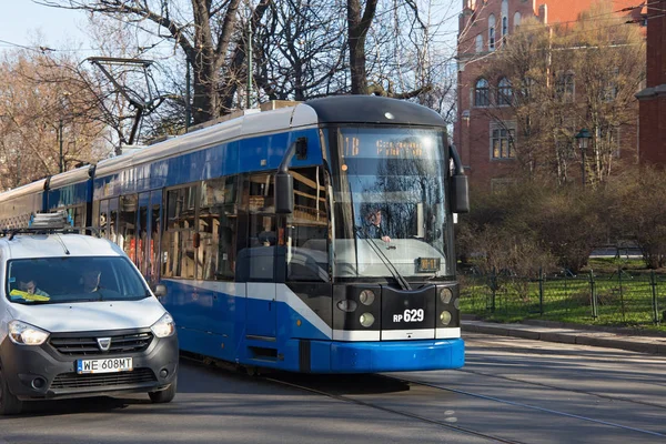 Tram Bombardier NGT6 dans la partie historique de Cracovie . — Photo
