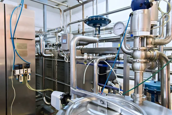 Vista de las tuberías de acero de la fábrica de leche . — Foto de Stock