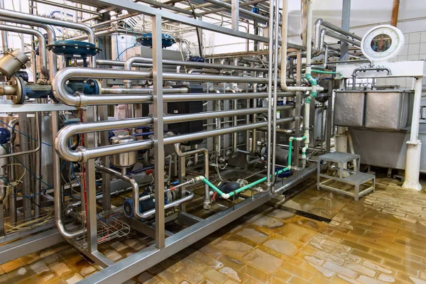 Çelik boru hatları üzerinde süt fabrikası görüntüleyin.