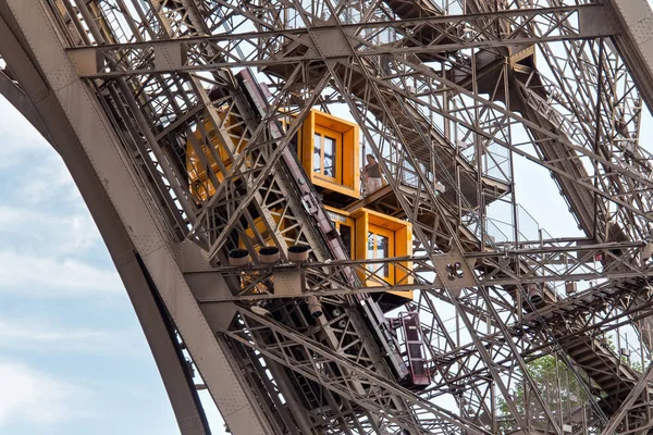 Ascensore della Torre Eiffel a Parigi. Francia . — Foto Stock