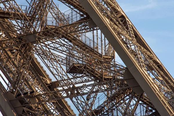 Escaliers de la Tour Eiffel à Paris. France . — Photo