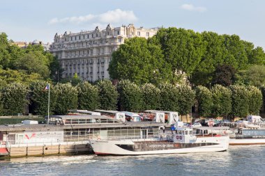 Paris'in merkezinde Seine Nehri üzerinde yolcu gemisi.