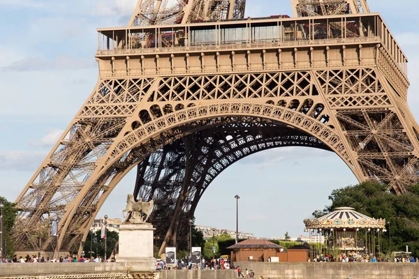 Vista de la famosa Torre Eiffel de París. Francia . — Foto de Stock