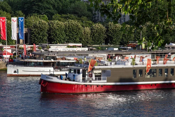 Kryssningsfartyg på floden Seine i Paris centrum. — Stockfoto