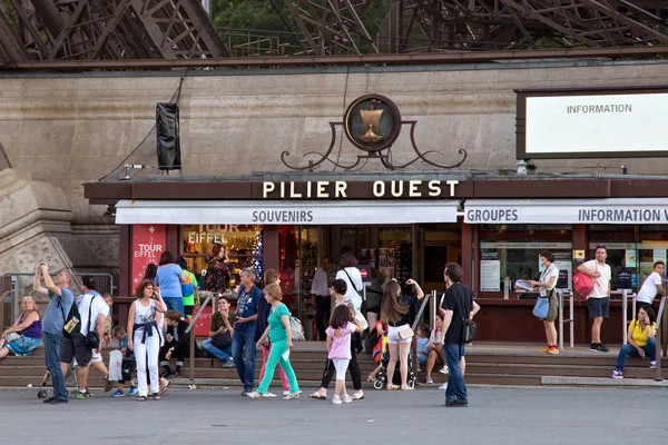 Eyfel Kulesi Hatıra ve bilgi ofiste. 