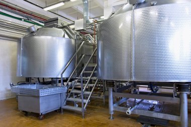 Üzerinde süt fabrikası çelik depolama tankları.