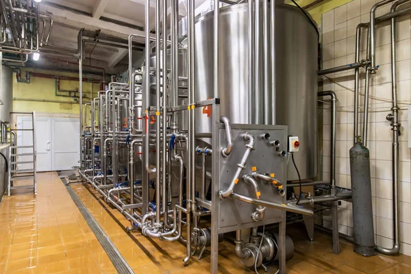 Üzerinde süt fabrikası çelik depolama tankları.