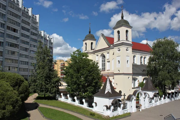 Белорусский ортодоксальный собор Святых Апостолов Петра и Павла в Минске, Беларусь . — стоковое фото