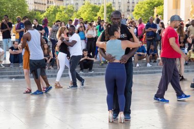 Bilinmeyen genç insanlar yer de Trocadero üzerinde dans.