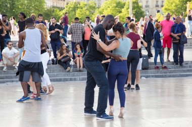 Bilinmeyen genç insanlar yer de Trocadero üzerinde dans.
