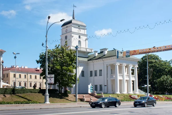 Budynek urzędu miasta Mińsk na placu wolności. — Zdjęcie stockowe