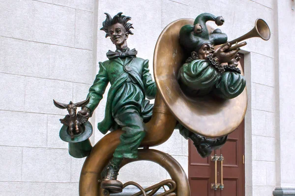 Ciudad escultura de bronce de payasos con instrumentos de música cerca del circo estatal bielorruso . — Foto de Stock