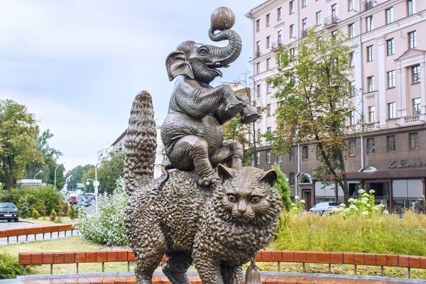 Staden brons skulptur av den ”pyramiden från cirkusdjur” nära den Vitryska staten circus. — Stockfoto