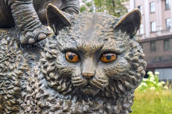 Ciudad escultura de bronce de gato cerca del circo estatal bielorruso . — Foto de Stock