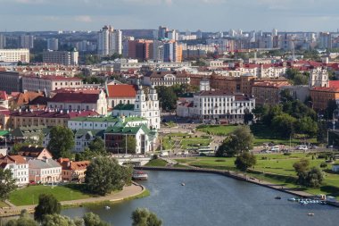 Minsk tarihi merkezi (Trinity Hill ve Svislach Nehri yakınında havadan görünümü Özgürlük Meydanı ve eski kiliseleri). 