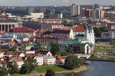 Minsk tarihi merkezi (Trinity Hill ve Svislach Nehri yakınında havadan görünümü Özgürlük Meydanı ve eski kiliseleri).