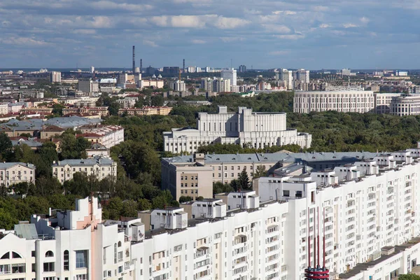 Воздушный вид южной части Минска со зданием Национальной оперы и балета Беларуси (построен в 1938 году) и других зданий . — стоковое фото