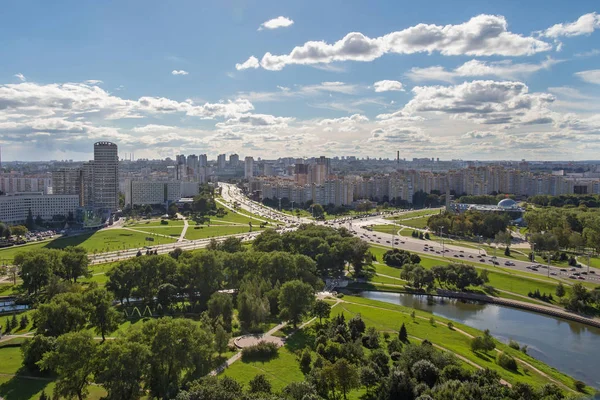 Вид с воздуха на западную часть Минска с новыми многоэтажными зданиями . — стоковое фото