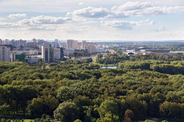 Minsk yeni çok katlı yüksek binalar ile Batı bölümünün havadan görünümü. — Stok fotoğraf