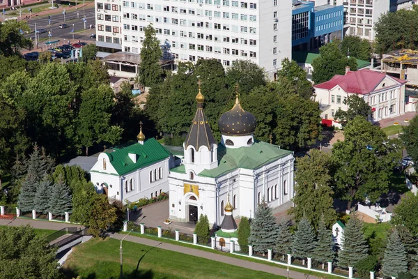 Vista aérea da Igreja ortodoxa de Santa Maria Madalena (foi fundada em 1847) na parte sudeste de Minsk . — Fotografia de Stock