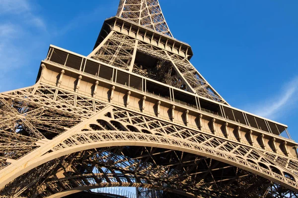 Vista del detalle de la Torre Eiffel en París. Francia . — Foto de Stock