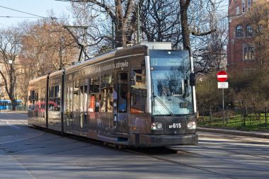 Bombardier Flexity klasik Krakow tarihi kısmında baharda tramvay.