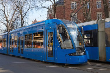 Bombardier Ngt8 Krakow tarihi bölümünde tramvay. 